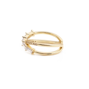 Eleganter vergoldeter Crossover-Ring mit Baguette- und Rundschliff-Zirkonia-Steinen besetzt