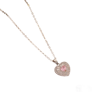 Collier élégant avec pendentif coeur en or rose, cristal rose et zircons