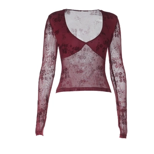Détail du tissu en dentelle bordeaux avec flocage floral et décolleté en V profond