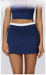 Dettaglio della gonna da tennis blu distintivo a vita alta con elastico a contrasto bianco