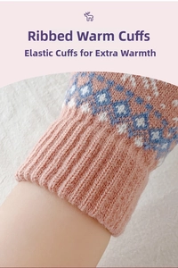 Detail van roze gebreide winterhandschoenen met geribbelde elastische manchetten voor warmte
