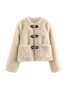 Détail d'un manteau en fausse fourrure beige avec boucles classiques en cuir noir