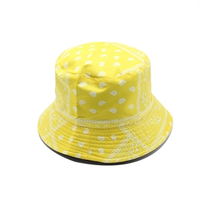 Détail d'un chapeau bob jaune avec motif paisley blanc et coutures précises du bord