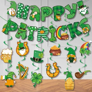 Détail de la bannière Happy St. Patrick et tourbillons suspendus aux motifs de gnomes