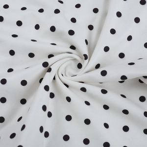 Gros plan sur la texture du tissu à pois noir et blanc avec des plis en spirale élégants
