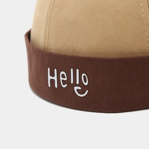 Détail de l'écusson Hello sur le bonnet miki en coton kaki avec bordure marron