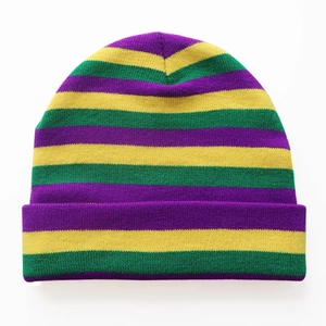 Bunte gestreifte Strickmütze mit lila, gelben und grünen horizontalen Mustern