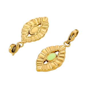 Détail de pendentifs vintage en or avec émail vert et textures rayonnantes