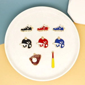 Makroaufnahme bunter Emaille-Baseball-Anhänger mit Helmen, Schlägern und Schuhen