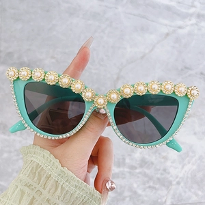 Occhiali da sole cat eye verde menta con perle artigianali e decorazioni in strass lucidi