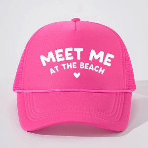 Rosa Trucker Cap mit Aufdruck MEET ME AT THE BEACH und Netzstoff auf grauem Hintergrund