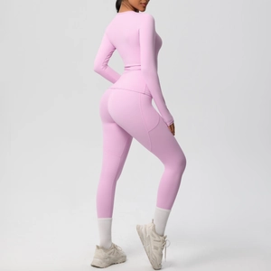 Détail de l'ensemble de yoga violet rose avec legging taille haute et poches latérales