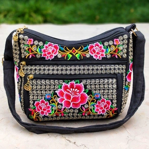Borsa a tracolla in tela nera con ricami floreali colorati e zip multistrato