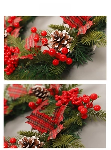 Détail de couronne de Noël avec baies rouges, pommes de pin et aiguilles de pin