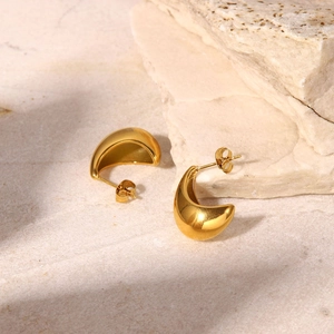 Detail of 18K gold-plated chunky water-drop earrings on a natural stone surface