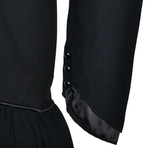 Détail de la manchette de robe noire avec trois boutons ronds et empiècement en satin