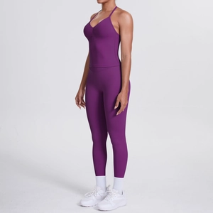 Seitenansicht des tiefvioletten Yoga-Sets mit V-Ausschnitt Top und High-Waist-Leggings