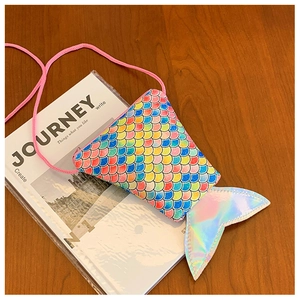 Détail du sac bandoulière queue de poisson avec écailles irisées sur fond rustique