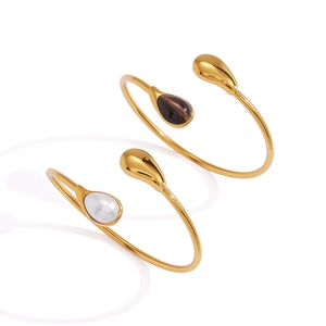 Detail von 18K Gold-Armreifen mit tropfenförmigem Tigerauge und Perlmutt-Einlagen