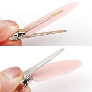Details des rosafarbenen matten nahtlosen Haarclips mit blattförmigem Design und Metallclip