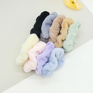 Détail macro de chouchous en peluche fausse fourrure de lapin en tons pastels