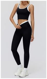 Detail des hohen Criss-Cross-Bunds an schwarzen Yogahosen mit Kontrastpaspeln