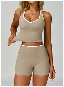 Détail du soutien-gorge de sport extensible avec col en V et passepoil blanc contrasté