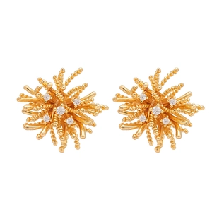 Boucles d'oreilles élégantes plaquées or avec zircons et motif floral pour femmes