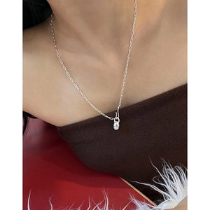 Elegant S925 sterling silver necklace with black agate and pearl pendant for women