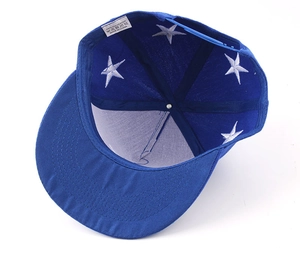 Detailansicht der blauen Hip-Hop-Cap-Innenseite mit Sternbestickung und Innennähten
