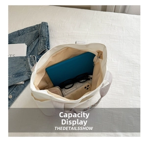 Interno spazioso della borsa tote in tela bianca con spazio per tablet e portafogli