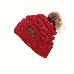 Bonnet en tricot rouge d'hiver avec fil moucheté et pompon en fausse fourrure brune