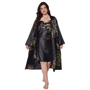 Ensemble de nuit en satin noir avec imprimé floral doré et robe de chambre ceinturée