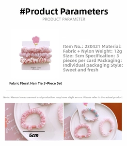 Détails d'un ensemble de trois chouchous à fleurs roses en tissu avec dimensions précises