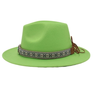 Détail du chapeau fedora vert avec broderie ethnique et ruban en cuir turquoise