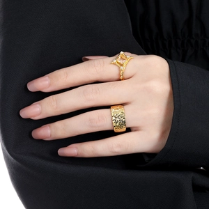 Elegant gold S925 sterling silver square diamond ring with textured starburst band