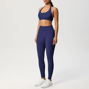 Dettagli del set yoga blu navy a vita alta con reggiseno allacciato al collo ed effetto push-up