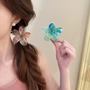 Pince à cheveux fleur de frangipanier à texture marbrée pour coiffure élégante