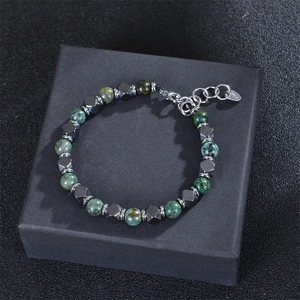 Détail du bracelet bohème en perles de malachite avec pierres magnétiques et cœur