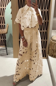 Ensemble beige en dentelle avec haut ajouré et pantalon large à taille haute élégant