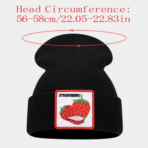 Berretto in maglia nero con toppa a fragola e misura della testa di 56-58 cm inclusa