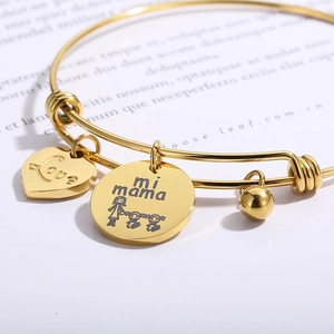 Adjustable gold heart charm bracelet with Love and Mi Mama engravings for Mother's Day