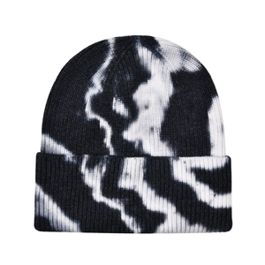 Makrodetail der schwarz-weißen Batik-Rippstruktur auf warmer Winter-Strickmütze