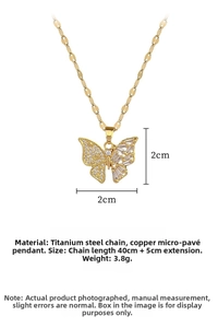 Vue détaillée du pendentif papillon avec cristaux micropavés et chaîne en acier titane