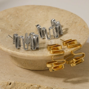 Minimalistische unregelmäßige Wellen-Ohrstecker in poliertem Gold und Silber
