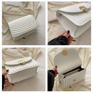 Dettagli della borsa a tracolla in pelle PU bianca con cuciture ondulate e oro