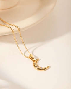 Détail du pendentif croissant de lune en acier doré 18K orné de trois zircons brillants