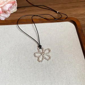 Collier minimaliste en cordon de cire avec pendentif fleur creuse en argent ajustable