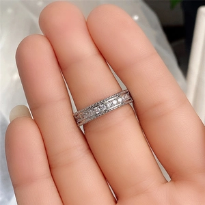 Nahaufnahme eines Eternity-Rings mit Zirkonia-Besatz und filigranem Milgrain-Rand