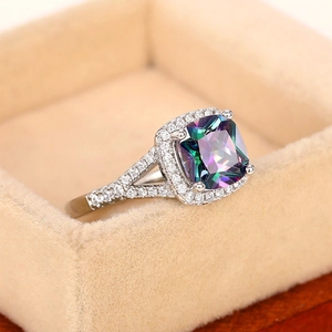 Macro-opname van ring met vierkante mystieke topaas en pavé gezette gespleten ringband